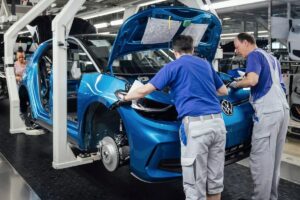 Le déclin des voitures électriques en Allemagne se poursuit : les acheteurs reviennent aux voitures à combustion interne