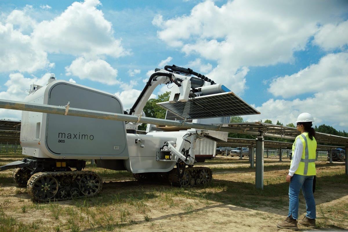 Un robot piloté par l'IA construit des parcs solaires