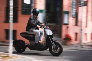 Ce scooter électrique rivalise avec les 125 cm³ tout en offrant un design premium