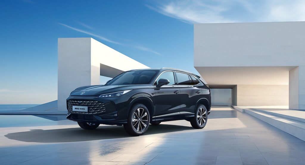 Intérieur luxueux du SUV hybride rechargeable avec écran tactile et sièges en cuir