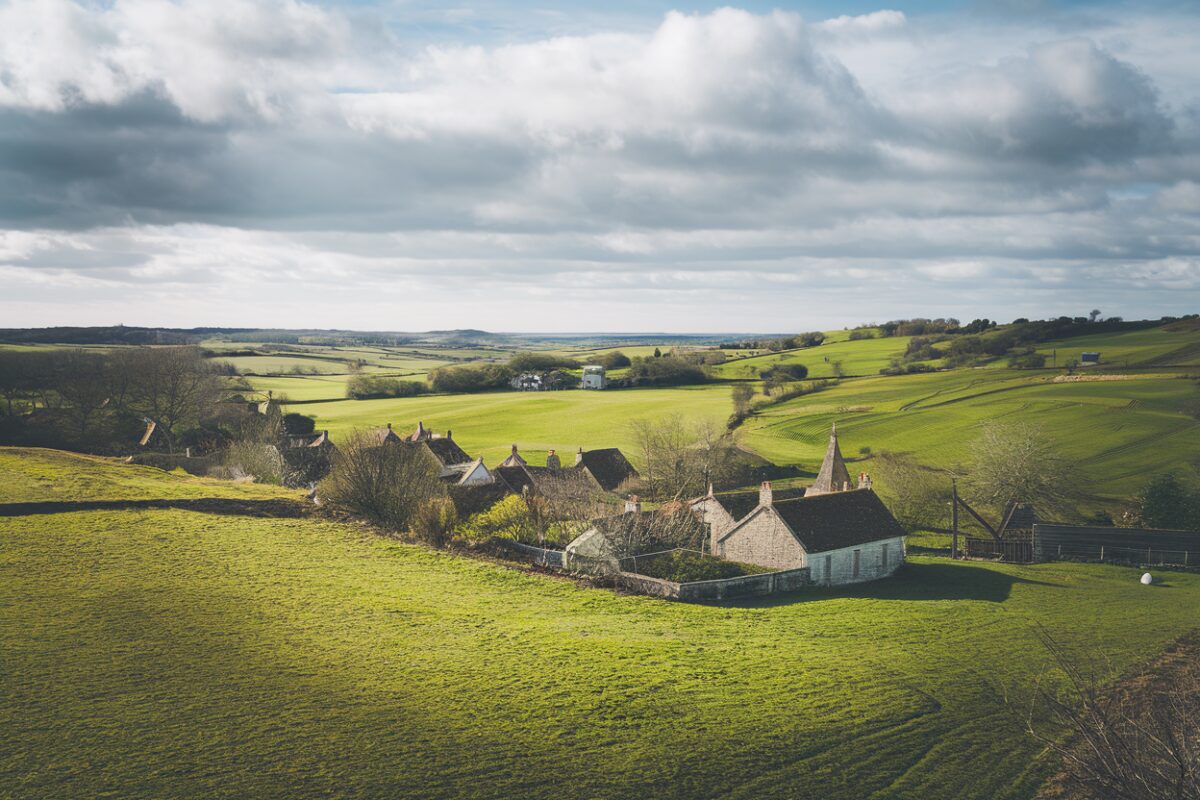 image-20251210-854673 Paysage rural de Bretagne avec des collines verdoyantes et des villages traditionnels.
